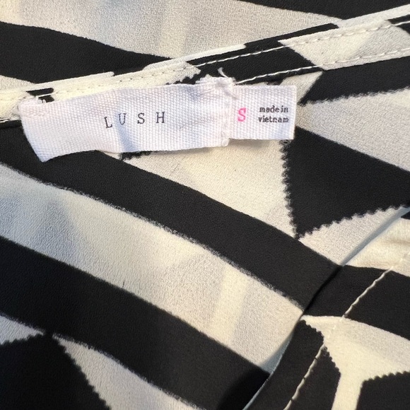 Lush Black and White Geometric Blouse Women’s Size Small Short Sleeve - Picture 5 of 7